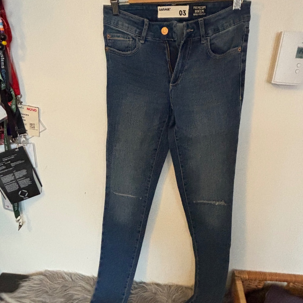 Skinny jeans with holes like new